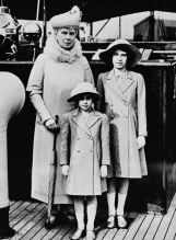 0 WC Queen_Mary_with_Princess_Elizabeth_and_Margaret